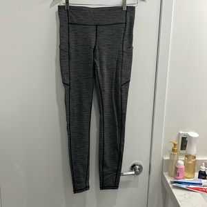Like new lulu lemon chevron patterned black yoga pants size 8